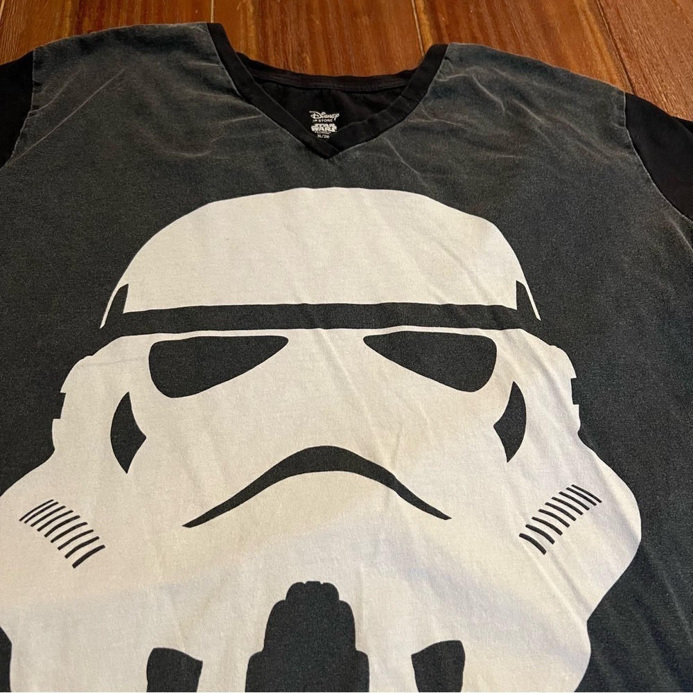 Star Wars Disney Store V-Neck Tee T-shirt Short Sleeve Size XL - Picture 2 of 7